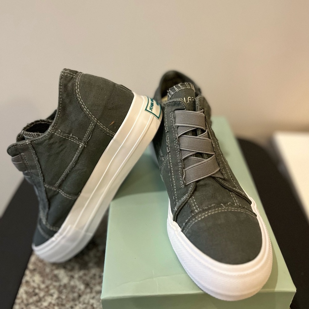 COPY - JENN AADOR Slip on canvas shoes size 6. New in original box